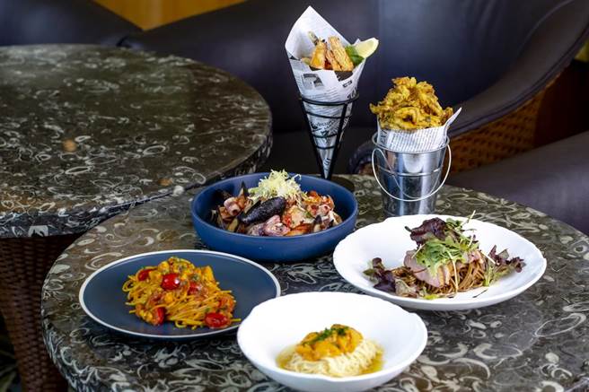 垦丁凯撒大厅酒吧换新菜，提供精酿啤酒佐多款义式料理 。（凯撒提供）