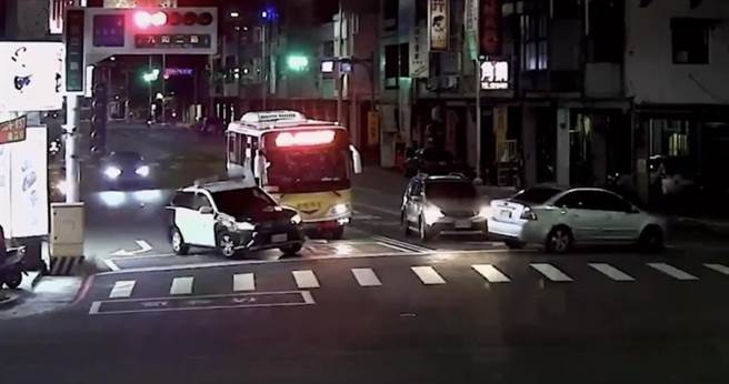 巫姓驾驶不配合拦查还在大马路上绕圈圈。（翻摄照片／高雄洪靖宜传真）