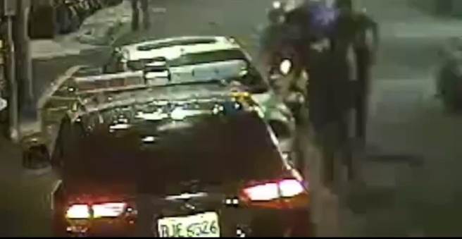 巫姓驾驶不配合拦查，险些撞上员警。（翻摄照片／高雄洪靖宜传真）