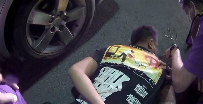 追了约5公里将巫姓驾驶拦下。（翻摄照片／高雄洪靖宜传真）