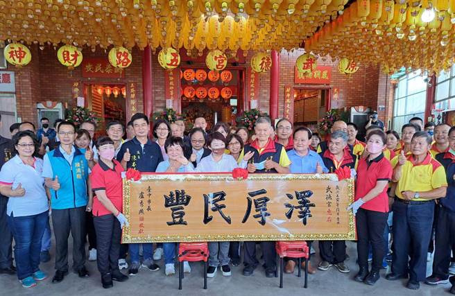卢秀燕日前跌倒脚不慎受伤，24日首次公开对外行程，前往丰原武德宫赠送「泽厚民丰」匾额，并为中元普度开香。（陈世宗摄）
