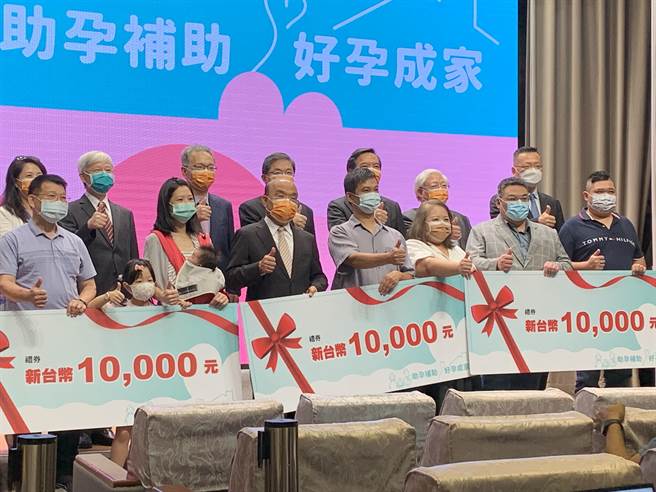 衛福部今天在行政院擴大不孕症治療補助方案周年成果記者會，行政院長蘇貞昌宣布再加碼，相關補助預算沒有天花板。（林縉明攝）