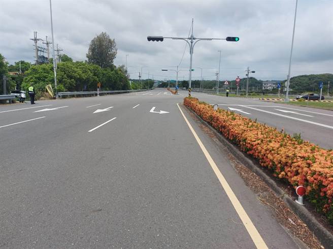 徐姓男子昨天在苗128線上搖搖晃晃還撞傷攔停的派出所所長。（通霄警分局提供／李京昇苗栗傳真）