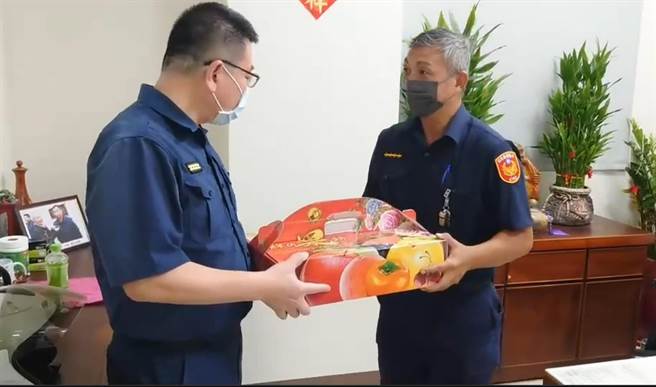 通霄分局長陳文彬前往慰問受傷的所長李建國。（通霄警分局提供／李京昇苗栗傳真）