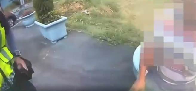 警方對徐男酒測，發現他有酒精反應。（通霄警分局提供／李京昇苗栗傳真）