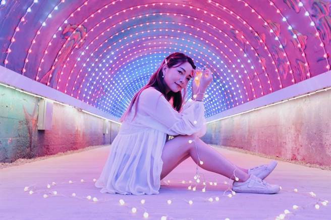 旗津星空隧道奇幻空间打卡场域。（柯宗纬翻摄）