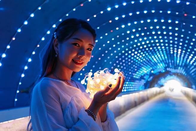 旗津星空隧道奇幻空间打卡场域。（柯宗纬翻摄）