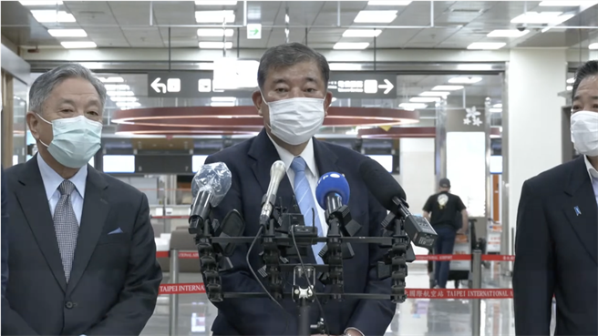 日本前防衛大臣石破茂（中）。（取自外交部直播）