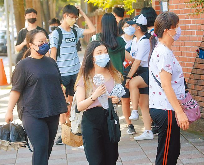 大考中心今天公布111学年度分科测验成绩，以数甲顶标43级分、物理44级分较低，是近5年最低；地理、公民与社会顶标为53级分相对较高，也是近5年最高。（图／记者陈君玮摄影）