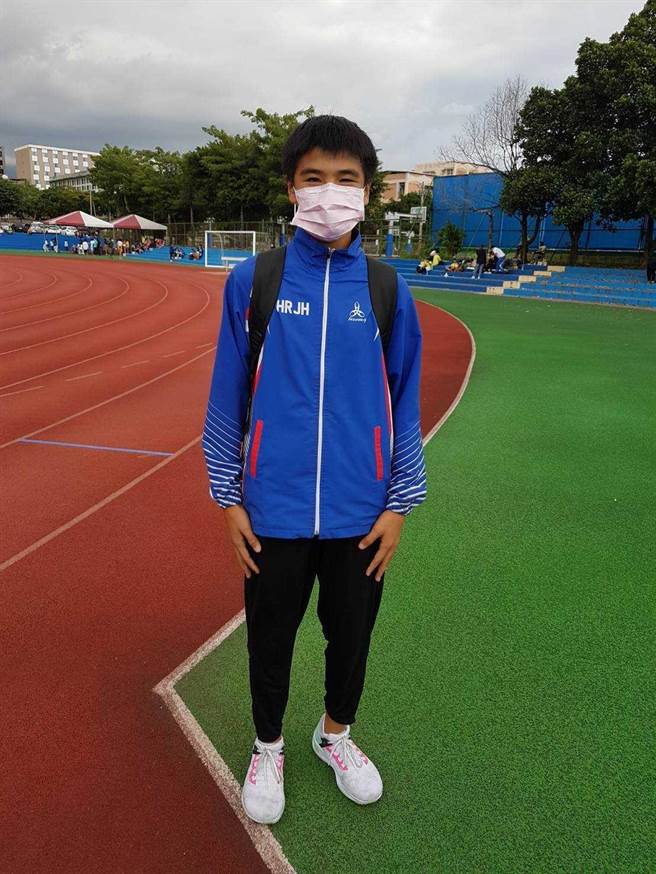 就读花莲化仁国中的黄安自小父母离异，身为长子的他不仅承担照顾4名年幼弟妹的责任，更克服身体局限，以田径天份突破逆境，因乐观进取、奋发向上的精神，在今年获总统教育奖殊荣。（世界展望会东区办事处提供／罗亦晽花莲传真）