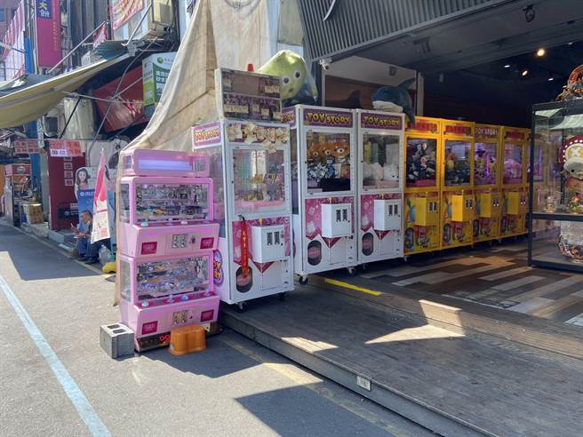 1名年約35歲的男子，騎著腳踏車前往宜蘭鎮羅東夜市裡的1間夾娃娃機店，趁四下無人時偷拿綁在機台上的紅綾。（吳佩蓉攝）