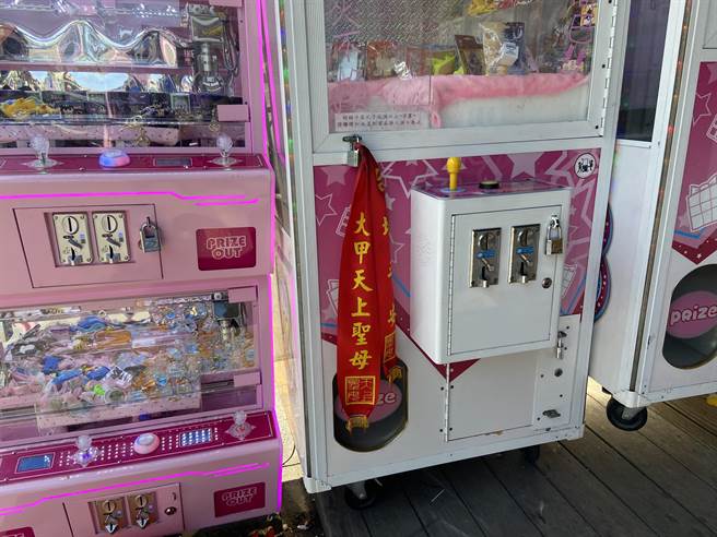 1名年約35歲的男子，騎著腳踏車前往宜蘭鎮羅東夜市裡的1間夾娃娃機店，趁四下無人時偷拿綁在機台上的紅綾。（吳佩蓉攝）