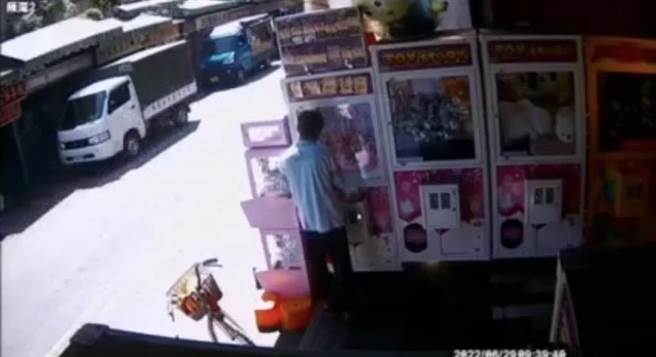 1名年約35歲的男子，騎著腳踏車前往宜蘭鎮羅東夜市裡的1間夾娃娃機店，趁四下無人時偷拿綁在機台上的紅綾。（吳佩蓉攝）