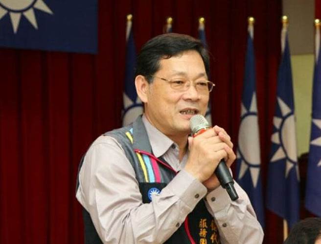 彰化县议会秘书张东正宣布退党。（吴敏菁摄）