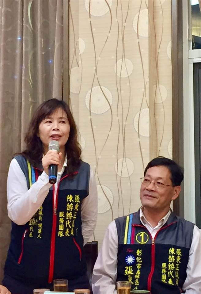 彰化县议会秘书张东正宣布退党和担任议员的太太陈銌銌携手 勤跑基层。（张东正提供／吴敏菁彰化传真）