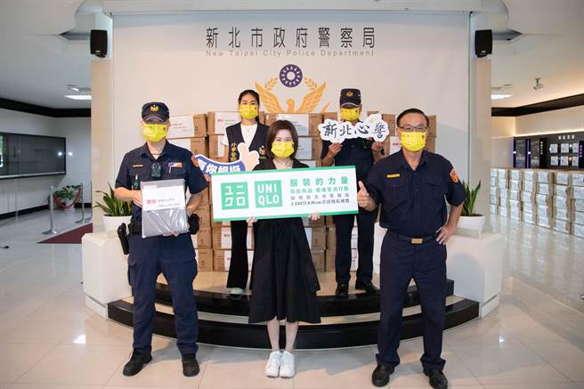 台灣UNIQLO捐贈新北2000組涼感機能被套。（新北市警局提供）