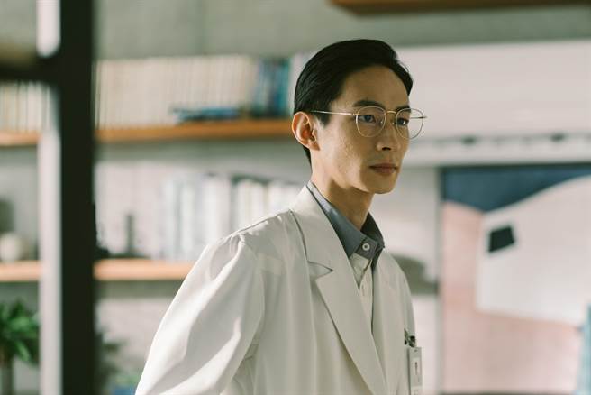 黄河在《滴水的推理书屋》饰演临床心理师锺允文。（MyVideo提供） 