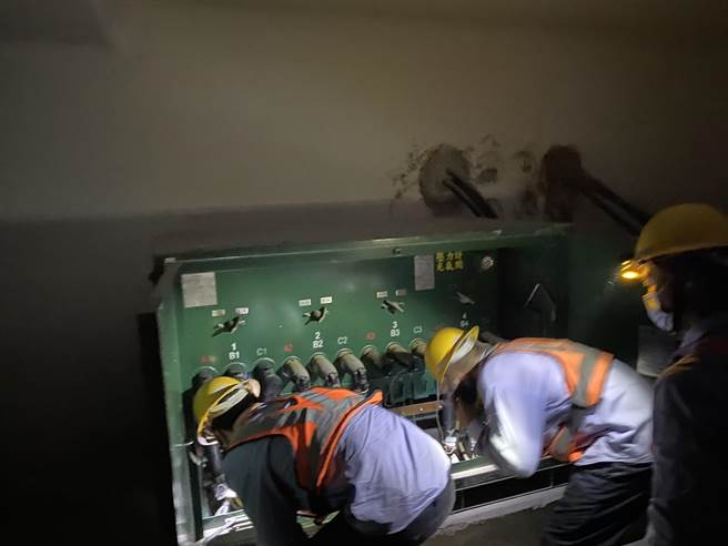 台南東區、北區上午傳出停電，雖以復電，但台電人員目前還在找停電原因。（台電台南區營業處提供／曹婷婷台南傳真）