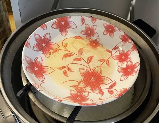 网友用电锅蒸香肠，时间到开锅香肠全部不见了，引起网友讨论。（图／翻摄自爆废公社公开版）