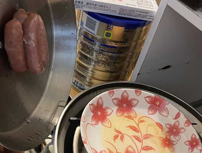 电锅蒸香肠开盖全不见了，仔细翻找才发现，香肠都在锅盖上。（图／翻摄自爆废公社公开版）