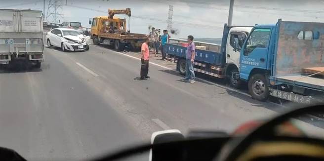 国道3号彰化系统，近午时分发生4车连环追撞。（彰化踢爆网提供／吴敏菁彰化传真）