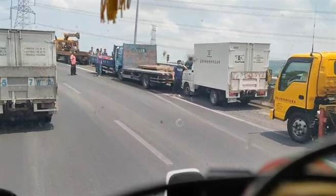 国道3号彰化系统，近午时分发生4车连环追撞。（彰化踢爆网提供／吴敏菁彰化传真）