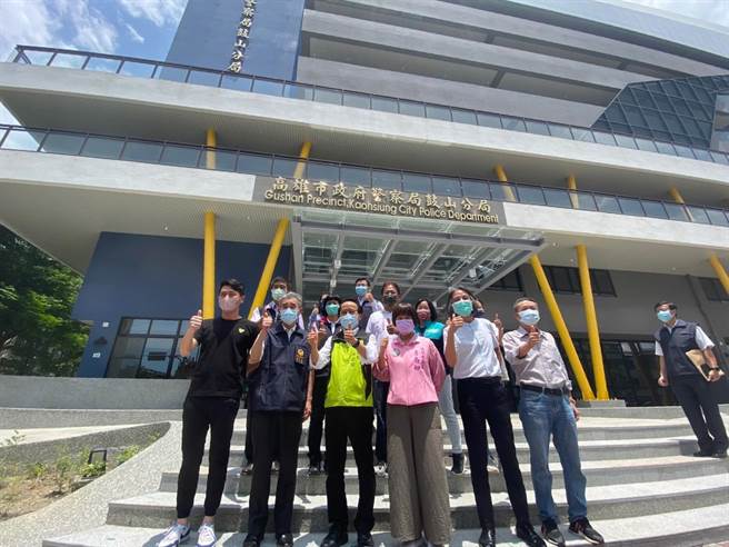 鼓山分局位於壽山山腳下，管轄人口將近20萬人，在日治時期為「高雄州廳」舊址，已有43年歷史，建築物受到歲月的侵蝕，建築與設備都老舊不堪，於2019年開始動工重建，於2022年7月取得使用執照。（楊舒婷攝）