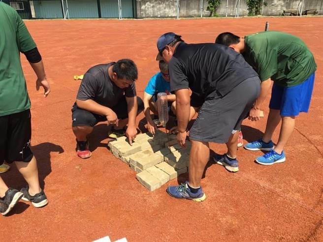 市府投入1500万元于2016年施作虎林简易棒球场，但投手丘、本垒打击区工程竟是麻烦新竹棒球协会帮忙，请高中棒球队同学一起弄好完工。（家长吴先生提供／王惠慧竹市传真）