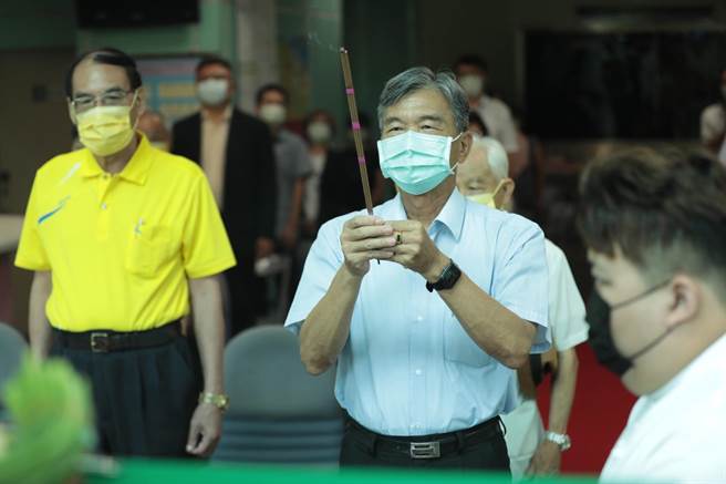 基隆市副市長林永發擔任主祭，主持祈福淨爐儀式，他呼籲民眾善用環保局提供的紙錢集中焚燒服務，兼顧環保。（基隆市環保局提供／張志康基隆傳真）