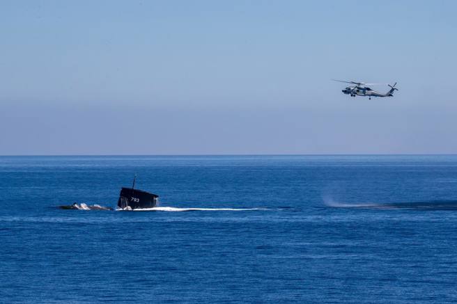 海龍潛艦在蘇澳外海操演的漢光38號演習中實施緊急上浮。(軍聞社)