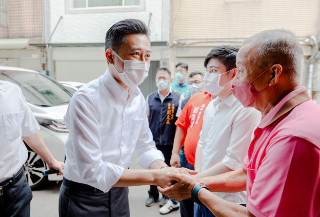 民進黨桃園市長參選人林智堅（左）。（圖／取自林智堅臉書）