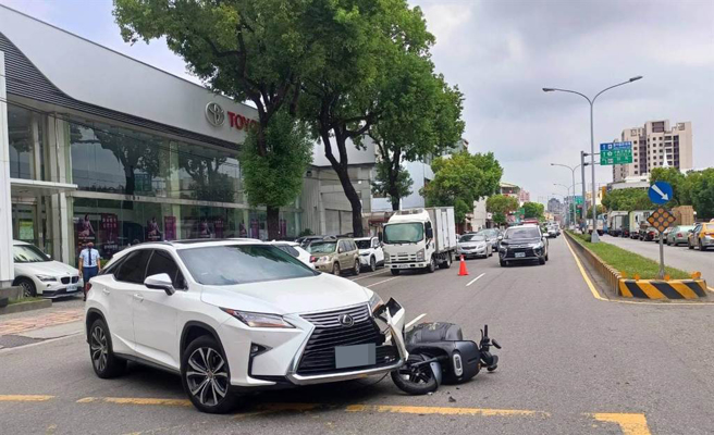 廖姓男子驾驶自小客车，于大雅区中清路三段819巷口前，与骑乘重机的蓝姓男子发生撞击，肇事原因？由警方调查中。(警方提供)    