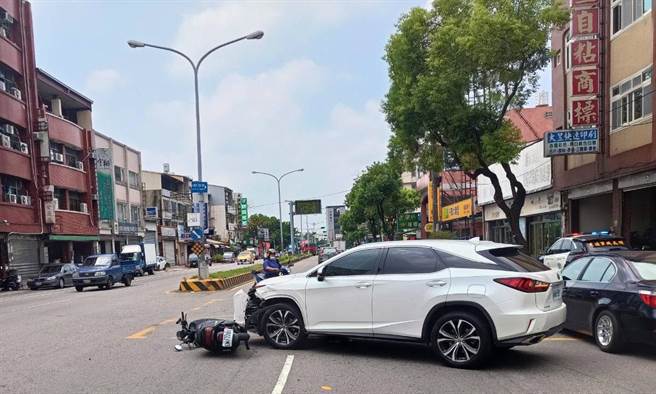 廖姓男子驾驶自小客车，于大雅区中清路三段819巷口前，与骑乘重机的蓝姓男子发生撞击，肇事原因？由警方调查中。(警方提供)    