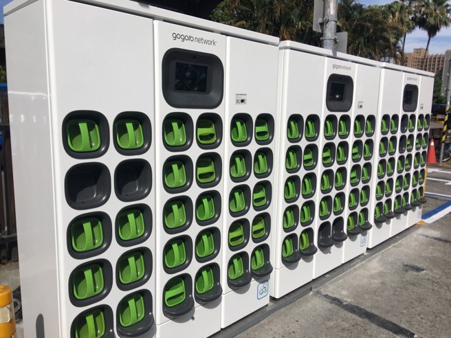 为建构友善电动机车使用环境，北市换电站迄111年6月已达265站，建置密度达1站/公里，为六都布设密度最高之城市。(图/臺北市政府环保局提供)