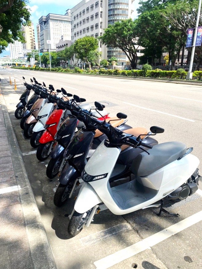  111年臺北市电动机车设籍占总车辆比例与电动机车占新购机车比例皆为全国第一，且电动机车于路边停车格及公有停车场均可享有免费停车优惠。(图/臺北市政府环保局提供)