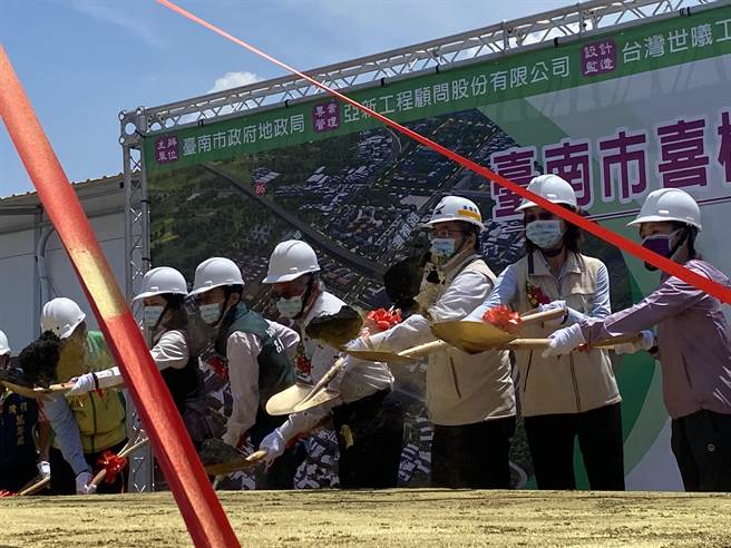 台南市喜樹灣裡市地重劃工程今天啟動，由市長黃偉哲(右三)等人動土，重劃工程完成後，被看好可望帶動南區發展。(曹婷婷攝)