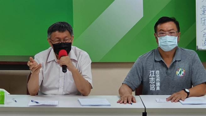 台北市长柯文哲27日中午赴北市议会民进党团说明本会期重大政策及预算，遭党团总召江志铭当面洗脸。（黄婉婷摄）