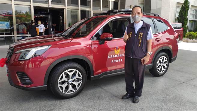 獅山勸化堂董事長黃錦源27日捐贈價值105萬元的災情勘查車、總價37萬元的登山裝備給苗栗縣政府。（李京昇攝）