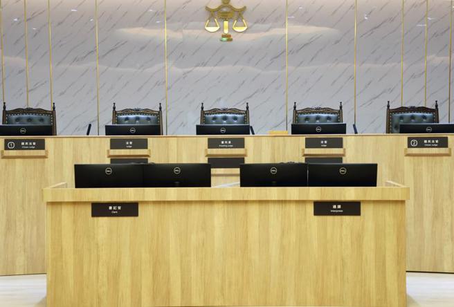  「國民法官法」將於民國112年元旦正式上路，國民法官法庭27日舉行揭牌啟用，新啟用的國民法官法庭，在席位布置部分，由審判長及2名職業法官在法檯中央，左右各有3名國民法官席位。（圖/ 中央社）