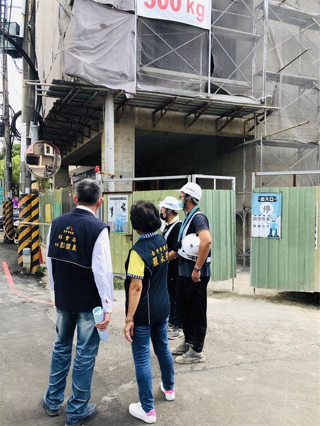 市议员罗永珍（左二）27日会同社会局长彭怀真（左一），视察神冈区首座公托暨亲子馆目前工程进度。（罗永珍服务处提供）