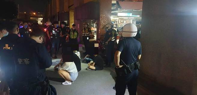 新北市芦洲区23日有名男子疑似因为债务纠纷，遭5人押到板桥果菜市场一处土地公庙，所幸警方获报后立刻成立专案小组，以车追人成功在2小时将被害人救出。(黄敬文翻摄)