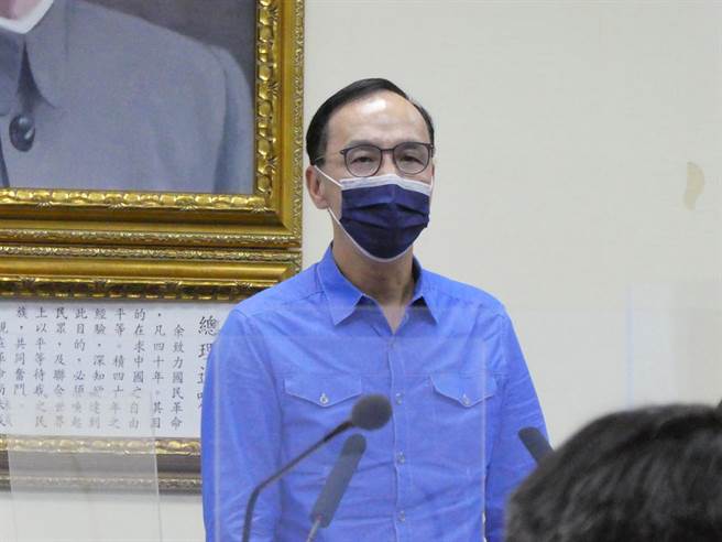 日本前首相安倍晋三遇刺身亡，国民党日前也与蔡政府「下半旗」致哀，挨批对民进党拿香跟拜。国民党主席朱立伦今在中常会说，国民党与安倍家族有深厚歷史渊源，他们对中华民国、故总统蒋介石与国民党的支持与情谊，才是哀悼主因。（周志豪摄）