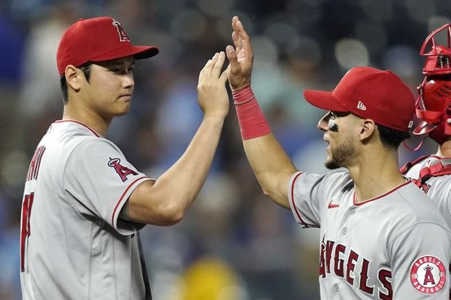 天使大谷翔平(左)与队友庆祝胜利。（美联社）