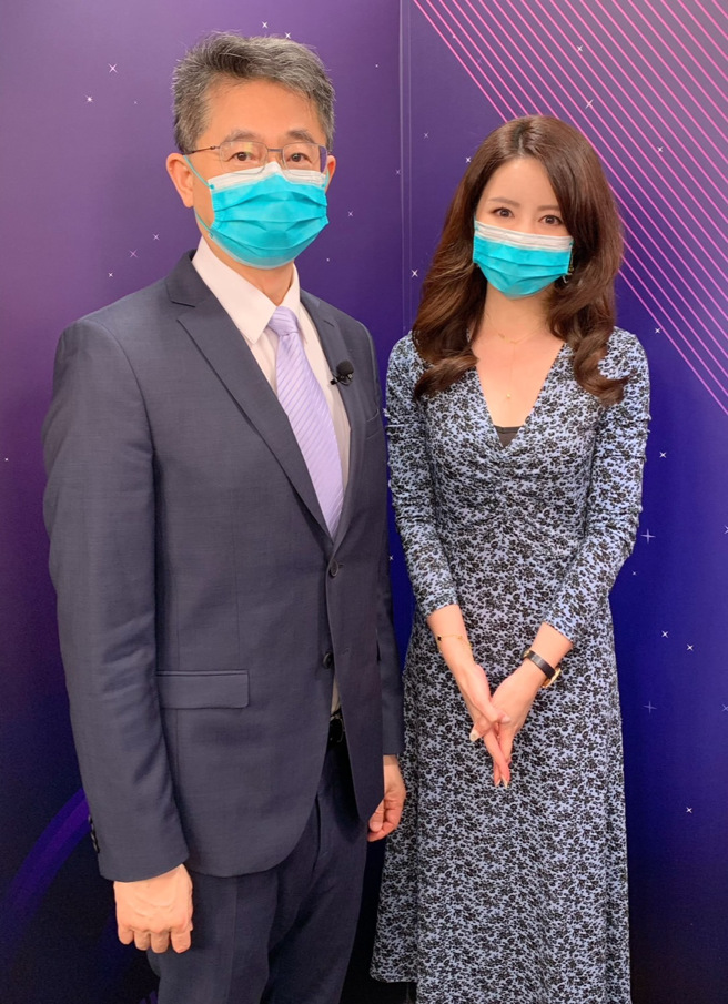 台湾运彩总经理林博泰(左)上时来运转节目，与主持人尉迟佩玉(右)谈运彩眉角。(林胜发摄)