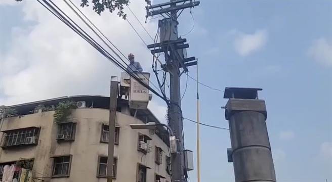 基隆市七堵崇智街两个月5度无预警停电，市议员杨秀玉要求台电彻底检修附近线路。（张志康摄）