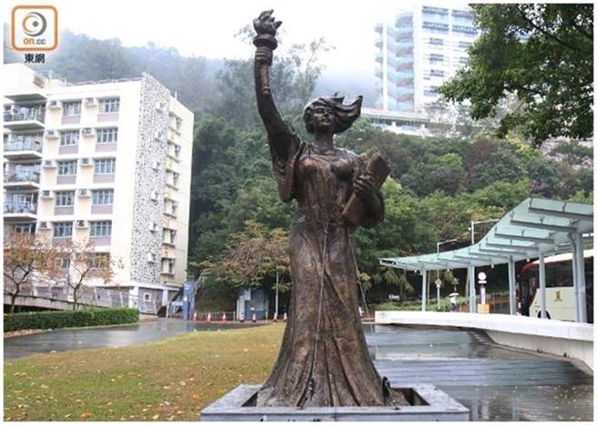 图为香港中文大学校内民主女神像。(东网)