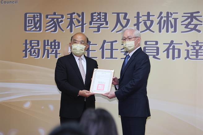 行政院长苏贞昌(左)27日出席「国家科学及技术委员会揭牌暨主任委员布达典礼」，颁发人事令及印信给国科会主委吴政忠(右)。(黄世麒摄)