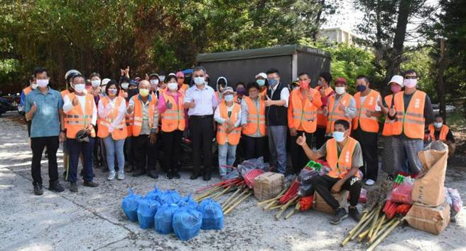  澎湖县长赖峰伟（前左6）27日到马公海埔路上慰劳打扫市容的环保骑士们，送上清凉解渴的饮料，感谢每天在各大街小巷打扫环境，期许澎湖成为全国乾净的县市。（图/ 中央社）