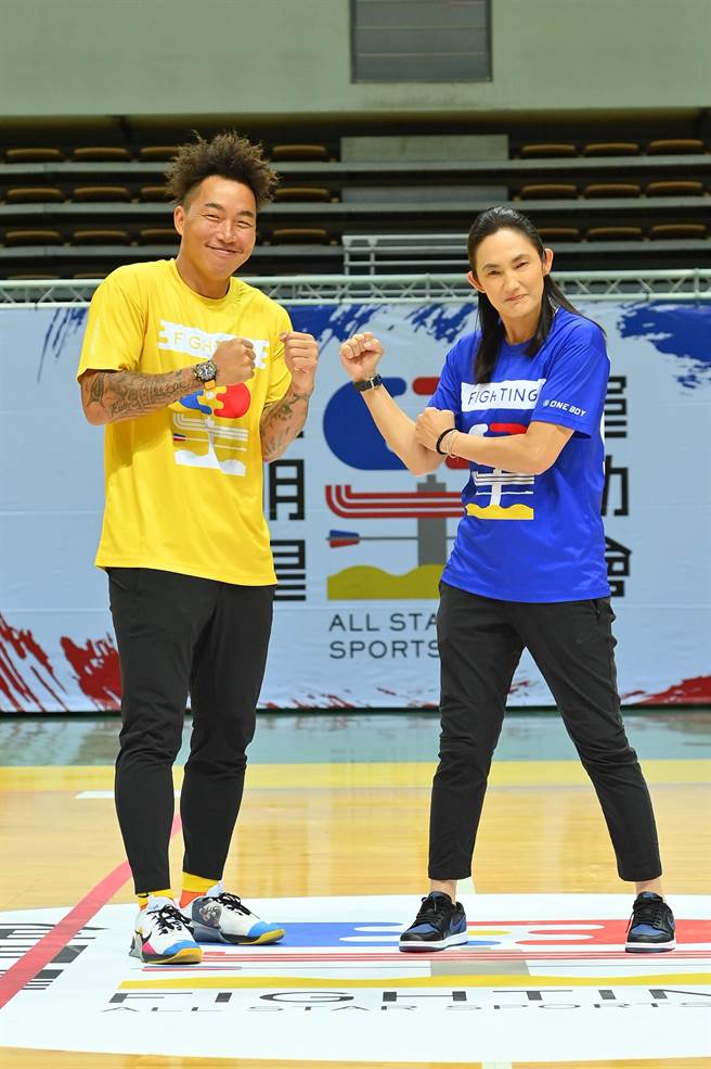 钱薇娟（右）抱怨郭泓志「扮猪吃老虎」一直追问她赛事。（台视提供）