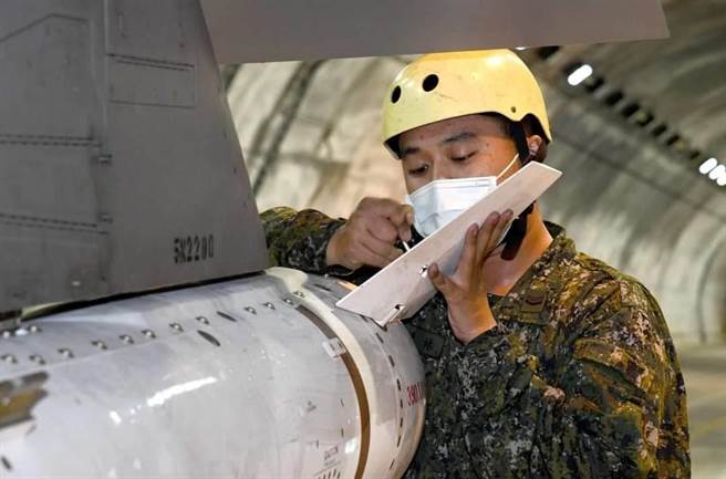 空军罕见公布花莲佳山基地洞内进行「夜间潜力装挂作业」。 摘自中华民国空军脸书。